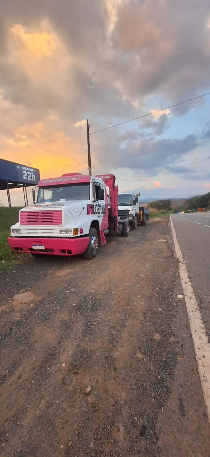 Caminhão Munck do Auto Socorro Joãozinho na estrada ao entardecer